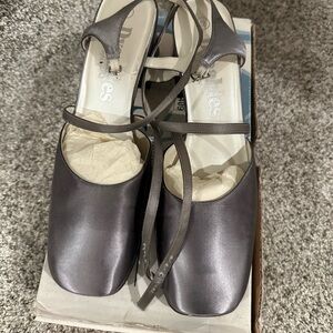 Beautiful Silver Dyeable’s size Women’s 12M